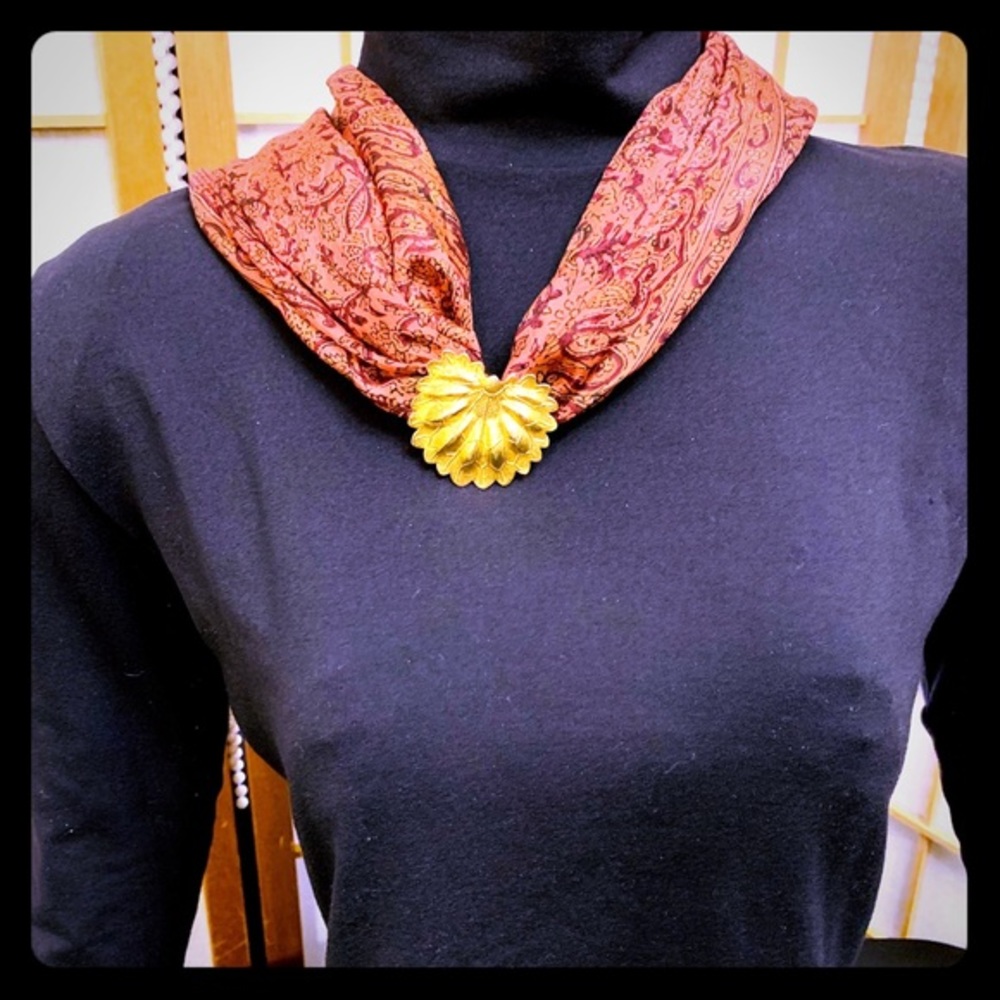 LEAF SCARF CLIP